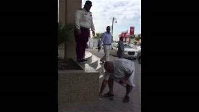 بالفيديو.. رجل أمن يعتدي بالضرب على رجل مسن في السعودية
