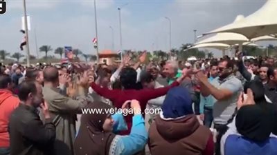 وصلة رقص أمام لجان الاستفتاء بمطار القاهرة (فيديو)