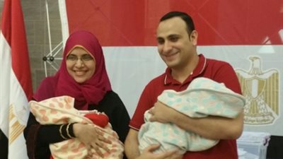 أصغر طفلين يشاركان والديهما في الاستفتاء على الدستور بجدة