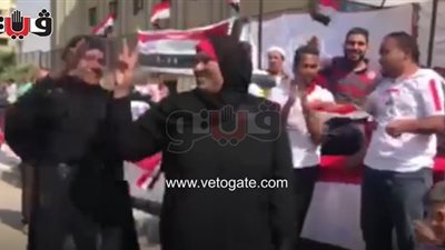 سيدة ترقص على أغاني الاستفتاء: 