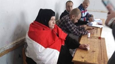 والدة الشهيد المقدم ماجد صبري تدلي بصوتها في الشرقية (صور)