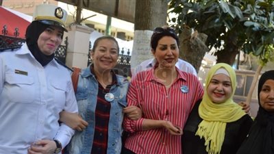 حجاج عبدالعظيم ومحمد رجب وانتصار يصوتون في استفتاء الدستور