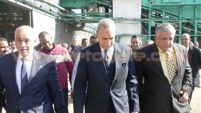 بالصور.. محافظ قنا يفتتح موسم القصب بمصانع السكر في نجع حمادي