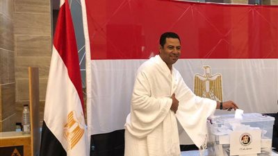 مصريون بالسعودية يصوتون على تعديلات الدستور بملابس العمرة (صور)
