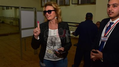 يسرا تشارك في الاستفتاء: «أنا خايفة على البلد»