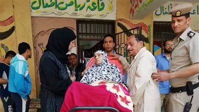 سيدة تدلي بصوتها على «ترولي» في الخانكة (صور)