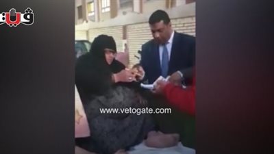 سيدة تدلي بصوتها في الاستفتاء على 