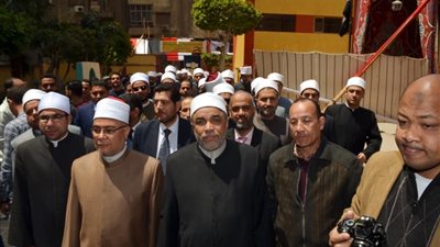 علماء الأوقاف يتصدرون المشهد في الاستفتاء (صور)