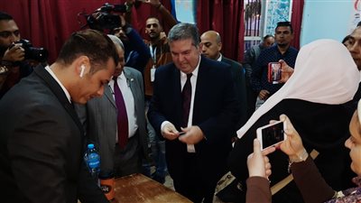 وزير قطاع الأعمال العام يدلي بصوته في الاستفتاء على التعديلات الدستورية (صور)