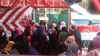 إقبال كثيف داخل مدرسة أسماء بنت أبي بكر في الاستفتاء على الدستور (صور)