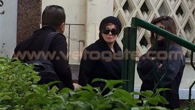 بالفيديو.. «بوسى شلبى ولبلبة» أول الحضور في جنازة ممدوح عبد العليم