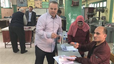 شوقي غريب يدلي بصوته في الاستفتاء بمدينة نصر (صور)