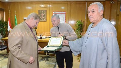 بالصور.. محافظ الإسماعيلية يكرم الفائز بالمركز الأول في حفظ القرآن
