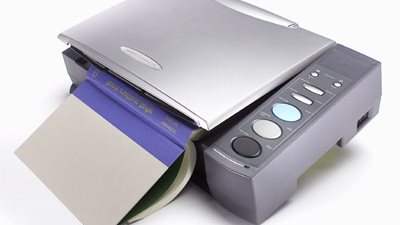 خياط من هونج كونج يستخدم الماسح الضوئي بدلا من الأساليب التقليدية