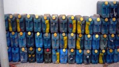 ضبط عاطلين بحوزتهما 400 لتر بنزين قبل بيعها بالسوق السوداء بـ