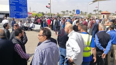 طوابير أمام لجان مطار القاهرة في ثاني أيام الاستفتاء على تعديل الدستور (صور)