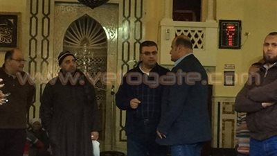 عمرو الليثي وفتوح أحمد يجلسان بجوار جثمان ممدوح عبد العليم