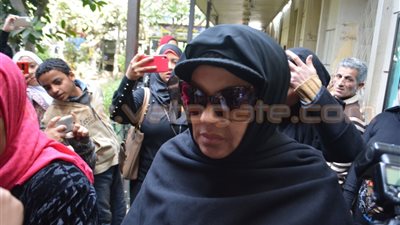 بالفيديو والصور.. وصول السقا وفيفي عبده لوداع «عبدالعليم» بـ «مصطفى محمود»