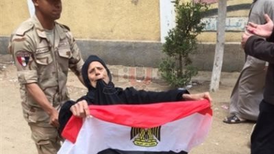 بعلم مصر وكرسي متحرك.. عجوز تدلي بصوتها في الغربية (صور)