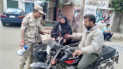 قوات التأمين تساعد المسنين للمشاركة في الاستفتاء على التعديلات الدستورية