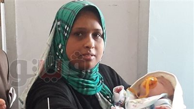 رضيع يشارك في الاستفتاء على تعديل الدستور بلجنة العطارين (صور)