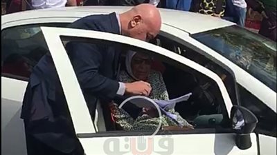 قاضي لجنة طبري الحجاز يساعد سيدة قعيدة في الإدلاء بصوتها (فيديو وصور)