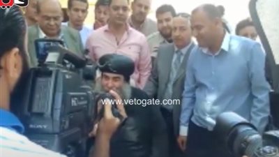 مطران أسيوط يدلي بصوته في الاستفتاء على كرسي متحرك (فيديو وصور)