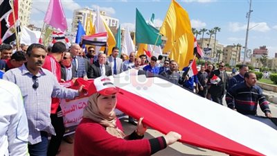 شباب كفر الشيخ يرفعون أطول علم خلال مشاركتهم في الاستفتاء (صور)