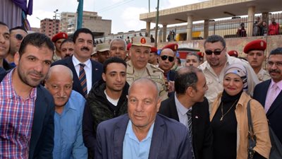 محافظ القليوبية يلتقط صورا تذكارية مع الناخبين