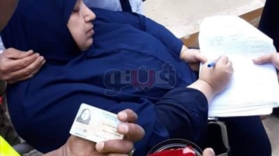 قاض يخرج من لجنته لمساعدة عجوز للإدلاء بصوتها في الشرقية (صور)