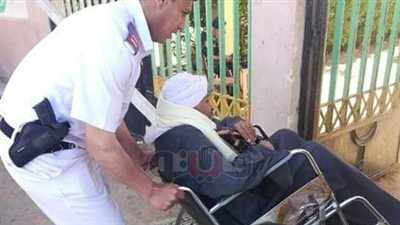 مسن بكرسي متحرك يدلي بصوته في الاستفتاء برأس غارب (صور)