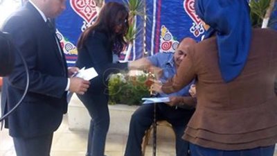 ابنة هشام بركات تساعد مواطنا من ذوي الاحتياجات الخاصة في الاستفتاء