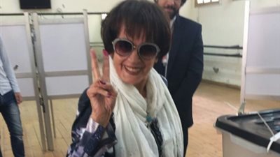 سميرة أحمد تشارك في الاستفتاء على التعديلات الدستورية بالزمالك