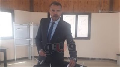 رئيس المصريين الأحرار يدلى بصوته في الاستفتاء على التعديلات الدستورية (صور)