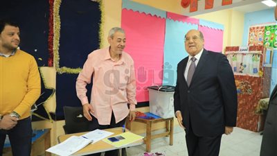 رئيس المحكمة الدستورية الأسبق يدلي بصوته في الاستفتاء بالمعادي (صور)