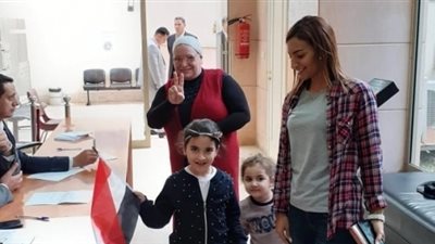 رغم الأمطار.. تزايد أعداد الناخبين المصريين في لبنان بالاستفتاء