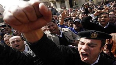 أفراد شرطة يرقصون على 