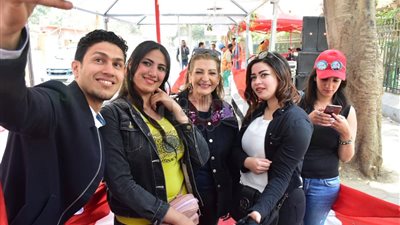 ليلى عز العرب تدلي بصوتها في الاستفتاء على التعديلات الدستورية (صور)