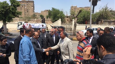 وزير التنمية المحلية يتفقد لجان الاستفتاء على التعديلات الدستورية (صور)