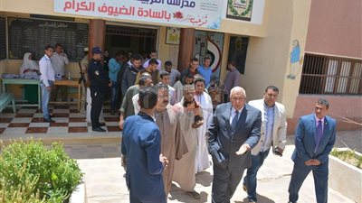 محافظ الوادى الجديد يكافئ شابا مصابا شارك في الاستفتاء (صور)