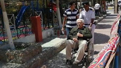 رجال الجيش والشرطة ينقلون كبار السن على الكراسي للتصويت بالغردقة (صور)