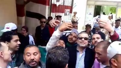 وصول الفنان شريف منير للإدلاء بصوته في الاستفتاء (فيديو)