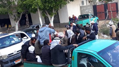 سيارات ربع نقل لتوصيل الناخبين للجان الاستفتاء بالشيخ زويد (صور)