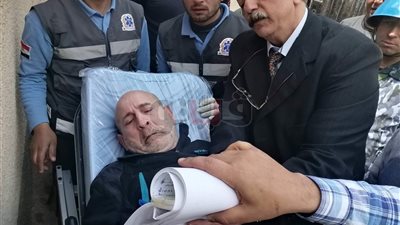 مريض بالشلل يشارك في الاستفتاء من داخل سيارة إسعاف بكفر الشيخ (صور)