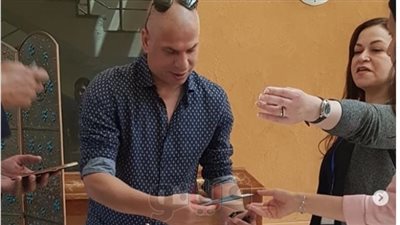 وائل جمعة يدلي بصوته في الاستفتاء