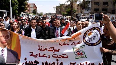 رئيس جامعة بني سويف يقود مسيرة طلابية للمشاركة في الاستفتاء (فيديو)