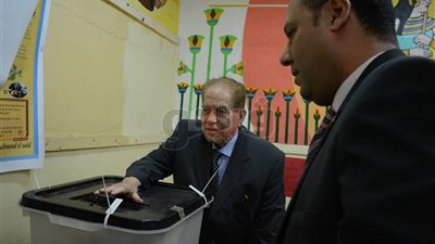 كمال الجنزورى يدلى بصوته في الاستفتاء بمصر الجديدة