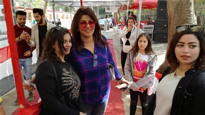 هالة صدقي تدلي بصوتها مع أولادها في الاستفتاء بالزمالك (فيديو)