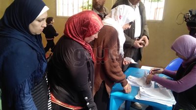 السيدات يطلقن الزغاريد داخل إحدى لجان الإسكندرية (فيديو وصور)