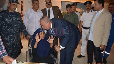 محافظ البحر الأحمر يقبِّل رأس عجوز بلجنة ويطلب منها الدعاء لمصر (صور)